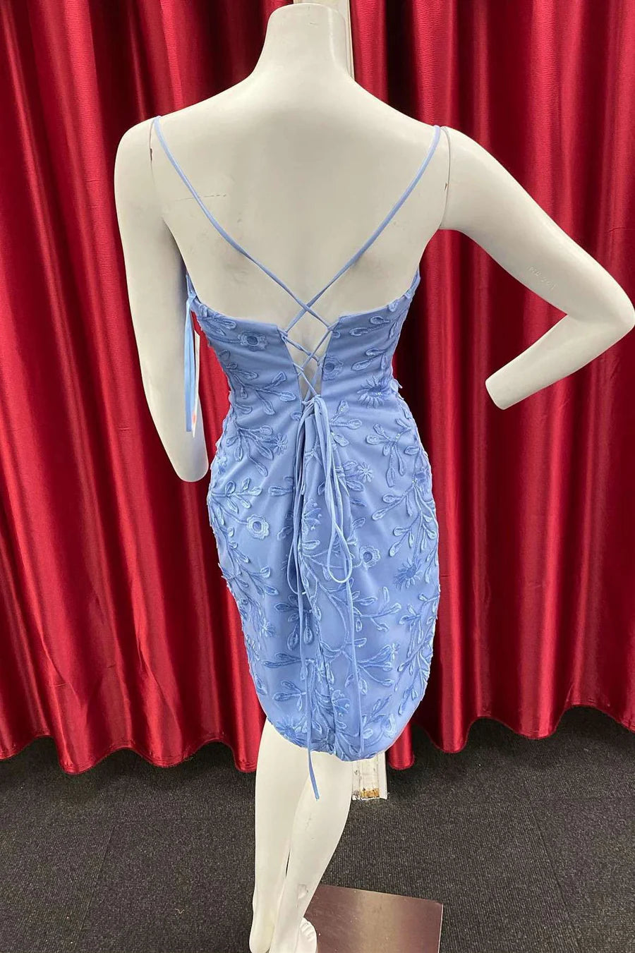 Vestido ajustado de fiesta con tirantes en V profundo y apliques